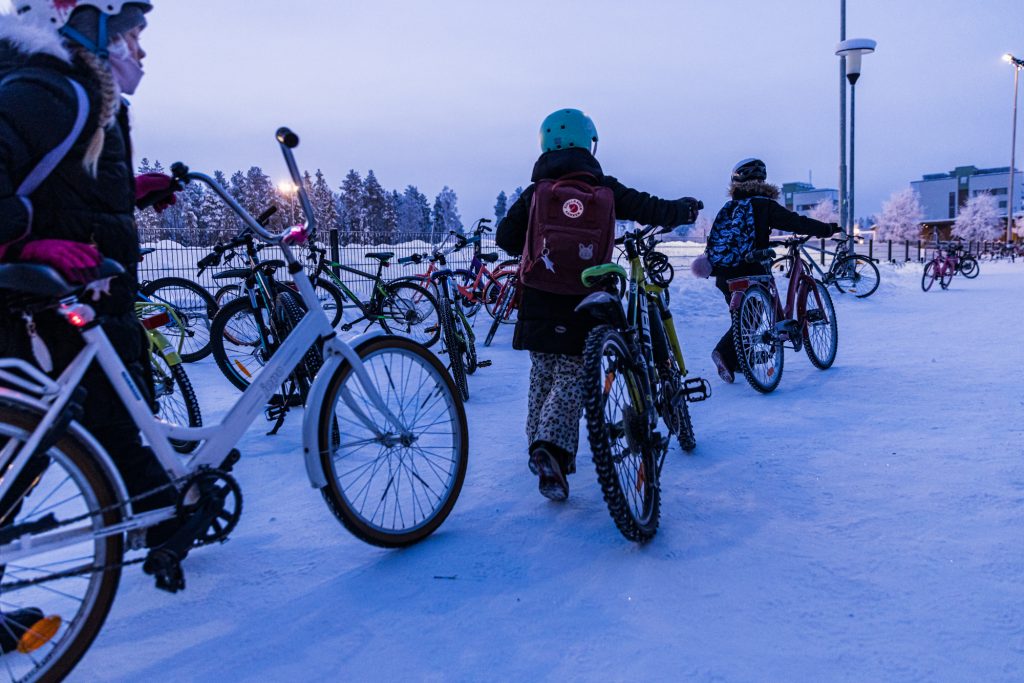 Koululaiset polkevat ahkerasti kouluun talvella Oulussa.